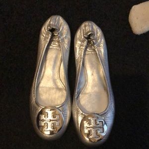 Never worn Tory Burch silver reva flats 6.5